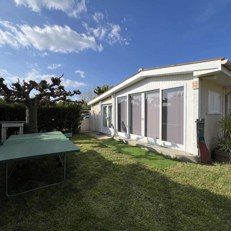 Maison Bungalow Climatisée avec Jardin Arboré, 3 Chambres, Wifi - Proche Plage et Commerces - FR-1-701-84 - Vacation Home - 1