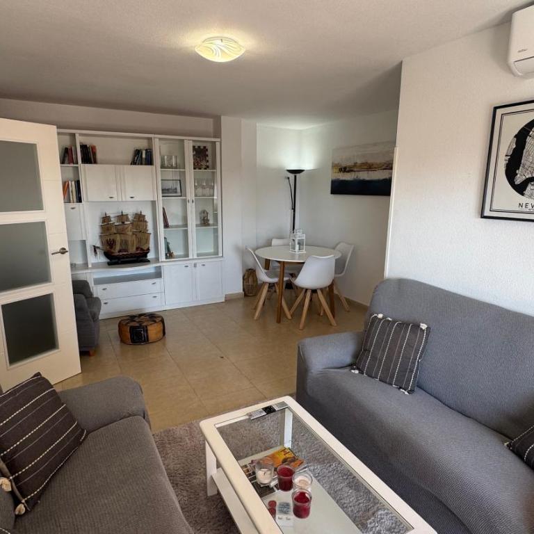 Apartamento con terraza, piscina y vistas en Cabo by Turihome - Three-Bedroom Apartment - 7