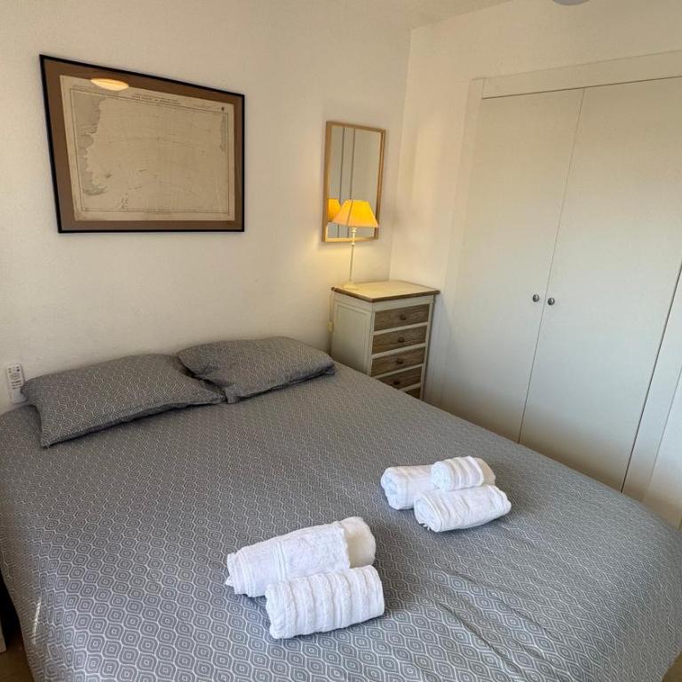 Apartamento con terraza, piscina y vistas en Cabo by Turihome - Three-Bedroom Apartment - 11