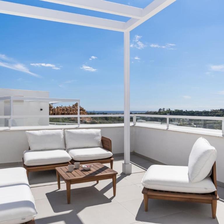 VIVI Homes - Feliz - Roof terrace - pool - gym - Two-Bedroom Apartment with Mountain View - 5