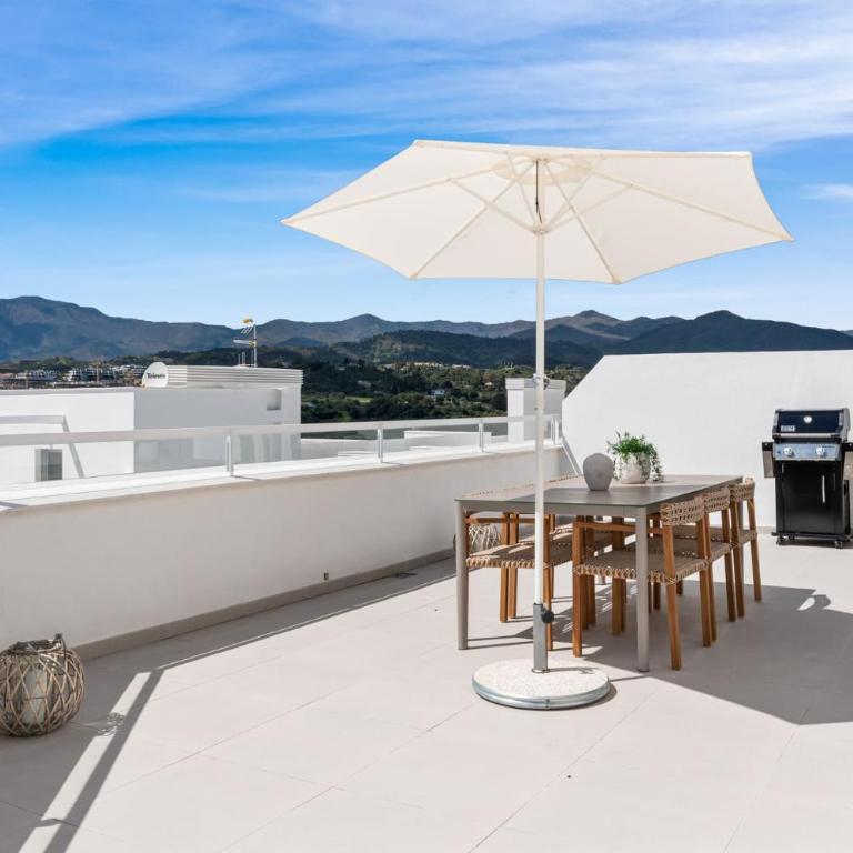 VIVI Homes - Feliz - Roof terrace - pool - gym - Two-Bedroom Apartment with Mountain View - 6