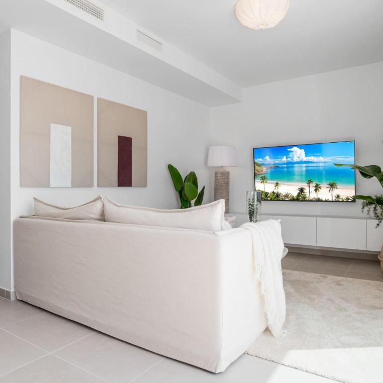 VIVI Homes - Feliz - Roof terrace - pool - gym - Two-Bedroom Apartment with Mountain View - 16