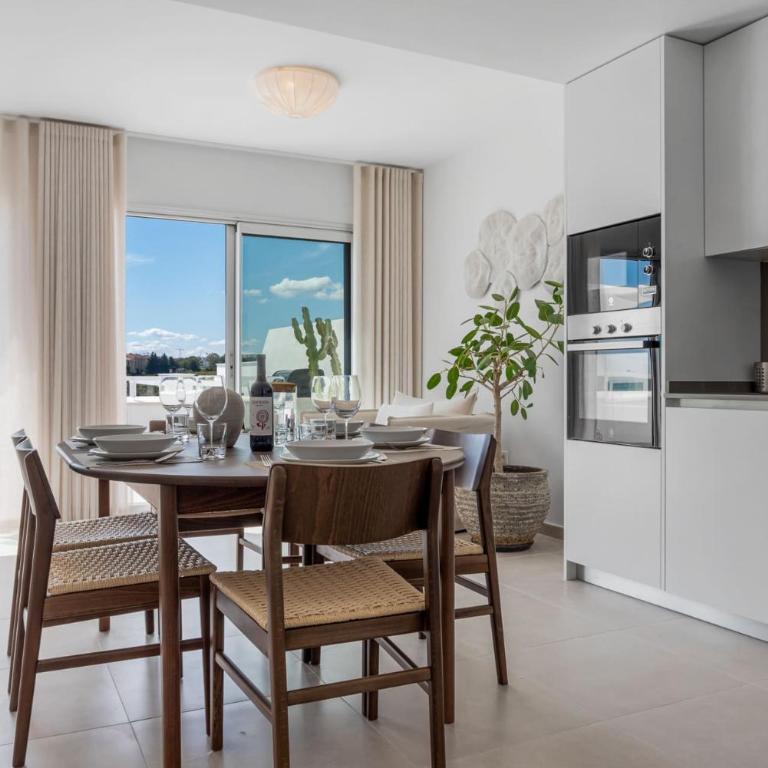 VIVI Homes - Feliz - Roof terrace - pool - gym - Two-Bedroom Apartment with Mountain View - 3