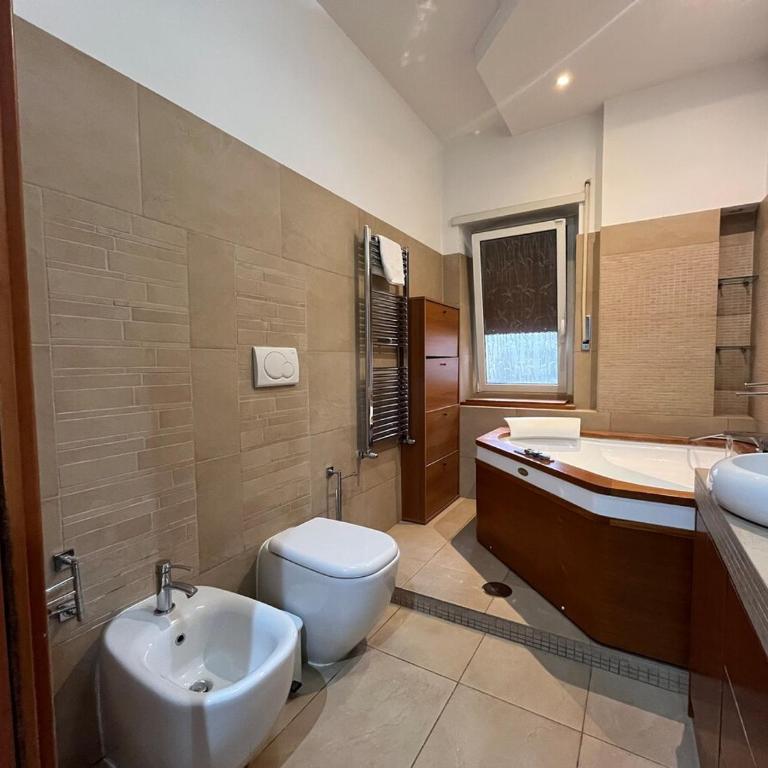 Charm Apartment & Relax Jacuzzi Roma-Gemelli - Appartamento Deluxe con 2 Camere da Letto e Balcone - 14