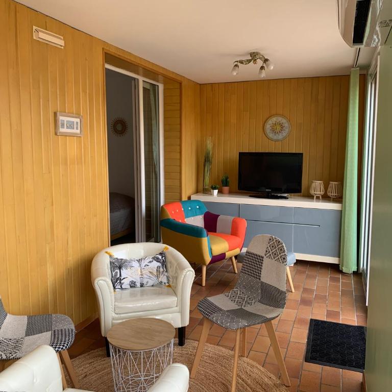 Au bord de la mer - Two-Bedroom Apartment - 9