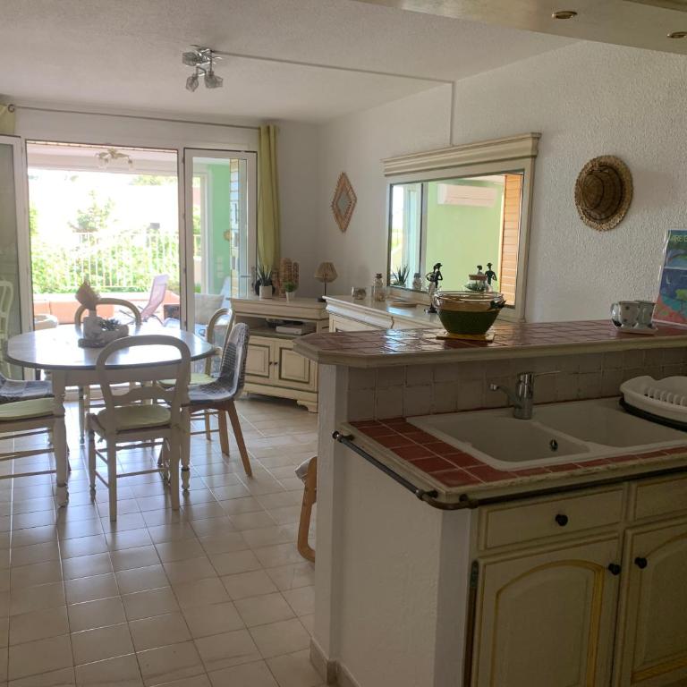 Au bord de la mer - Two-Bedroom Apartment - 11
