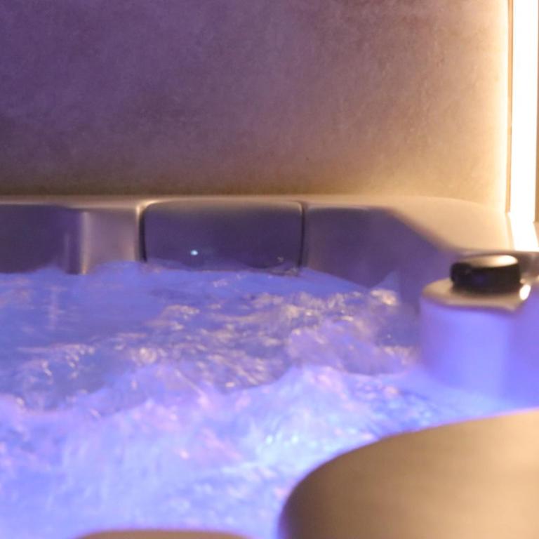 Suite climatisée Jacuzzi privatif Li Li et Rose - Chambre Lit King-Size avec Baignoire Spa - 8