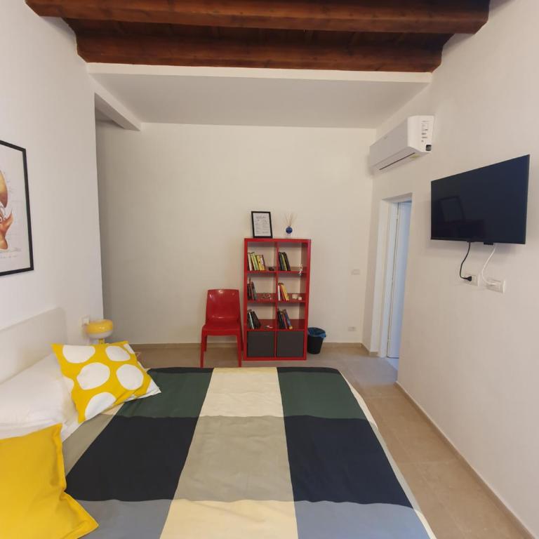 Pitti Rainbow - Double Room with Private Bathroom - 9
