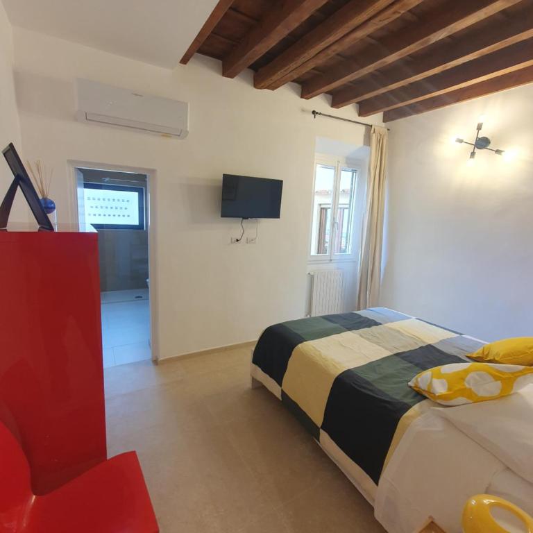 Pitti Rainbow - Double Room with Private Bathroom - 8