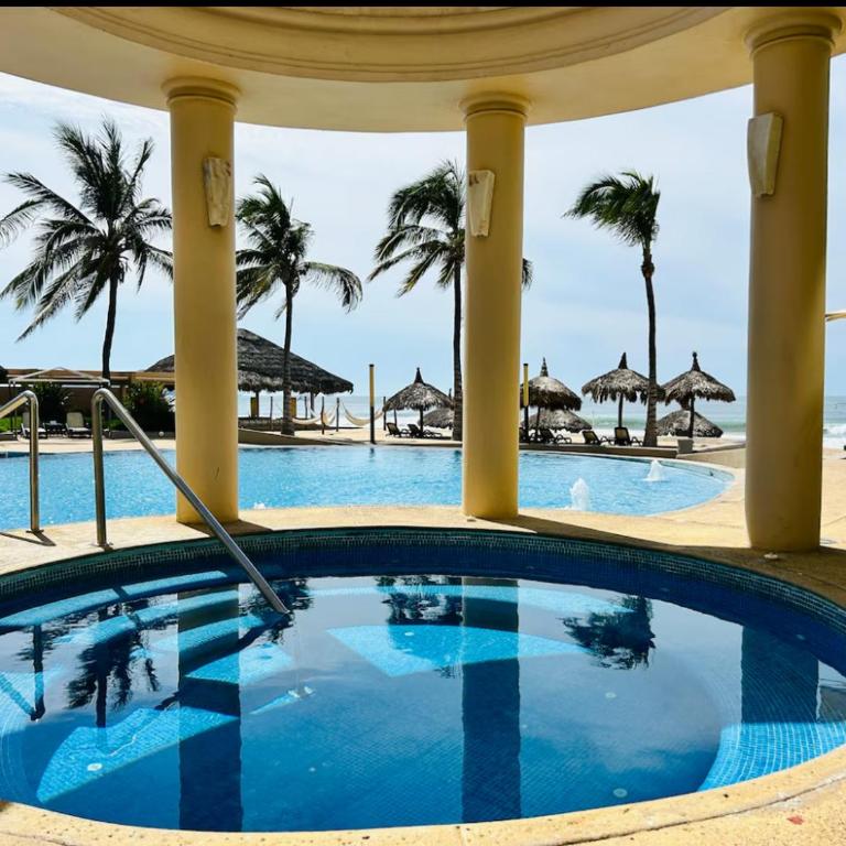 FRENTE AL MAR A PIE DE PLAYA ALBERCA y JACUZZI - Three-Bedroom Premium Apartment with Balcony - 17