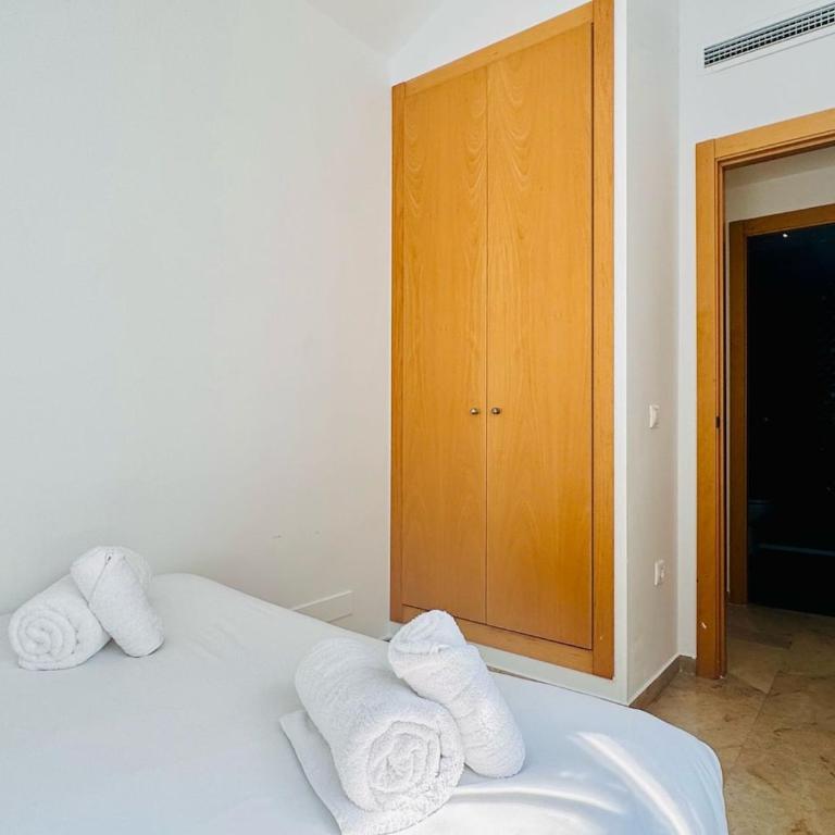 ABAT 3 Cool & Wide Duplex Next to the Cathedral - One-Bedroom Apartment - 6