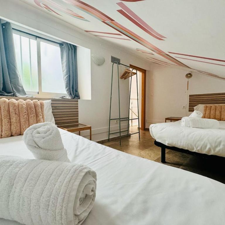 ABAT 3 Cool & Wide Duplex Next to the Cathedral - One-Bedroom Apartment - 25