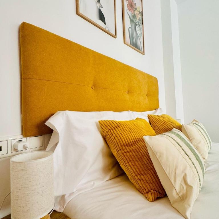 ABAT 3 Cool & Wide Duplex Next to the Cathedral - One-Bedroom Apartment - 26