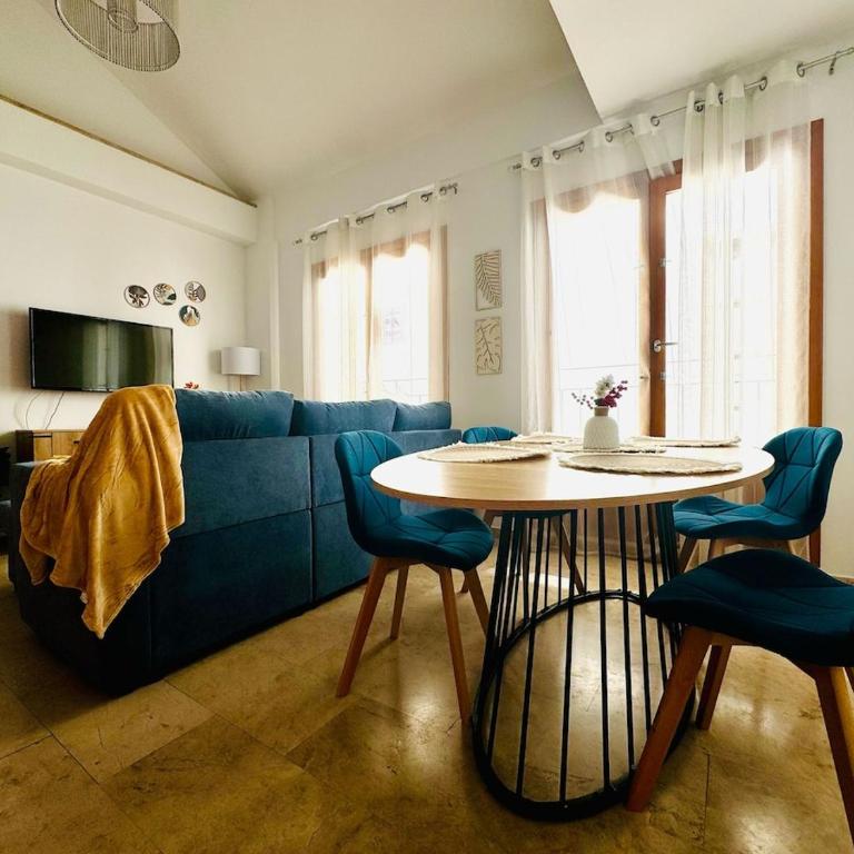 ABAT 3 Cool & Wide Duplex Next to the Cathedral - One-Bedroom Apartment - 42