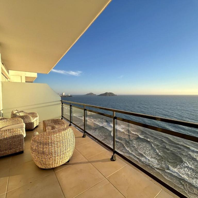 Depa con espectacular vista al mar a pie de playa Torre perla 1102 - Three-Bedroom Apartment - 20
