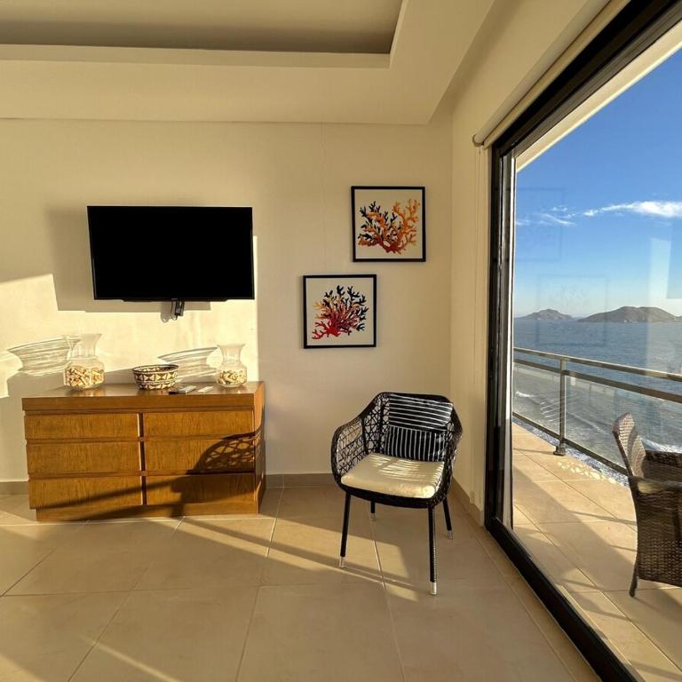 Depa con espectacular vista al mar a pie de playa Torre perla 1102 - Three-Bedroom Apartment - 45