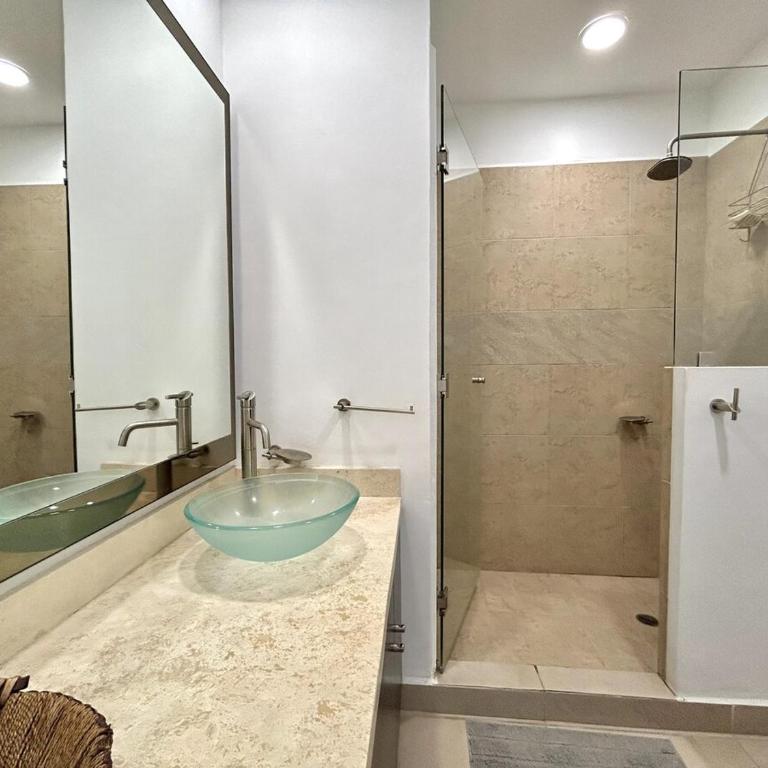 Depa con espectacular vista al mar a pie de playa Torre perla 1102 - Three-Bedroom Apartment - 47