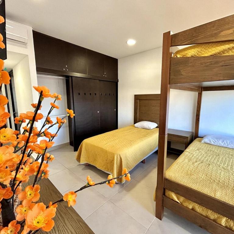 Depa con espectacular vista al mar a pie de playa Torre perla 1102 - Three-Bedroom Apartment - 50