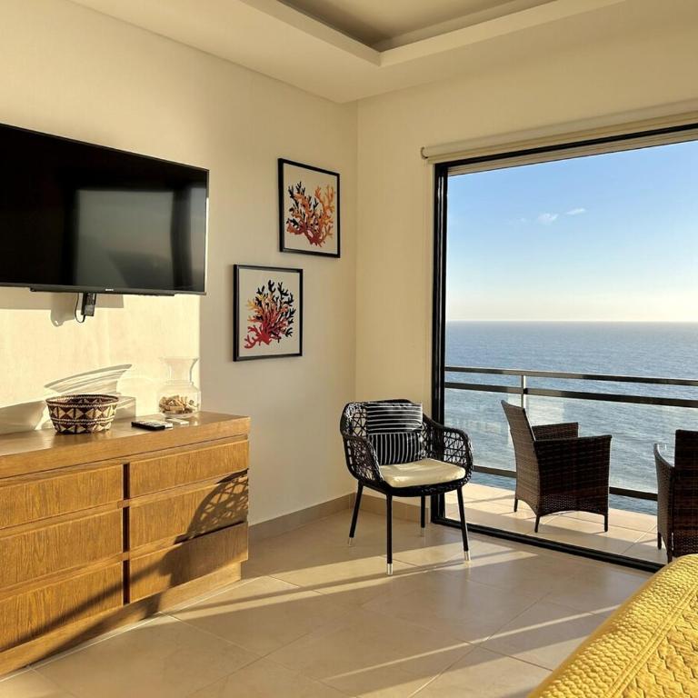 Depa con espectacular vista al mar a pie de playa Torre perla 1102 - Three-Bedroom Apartment - 59