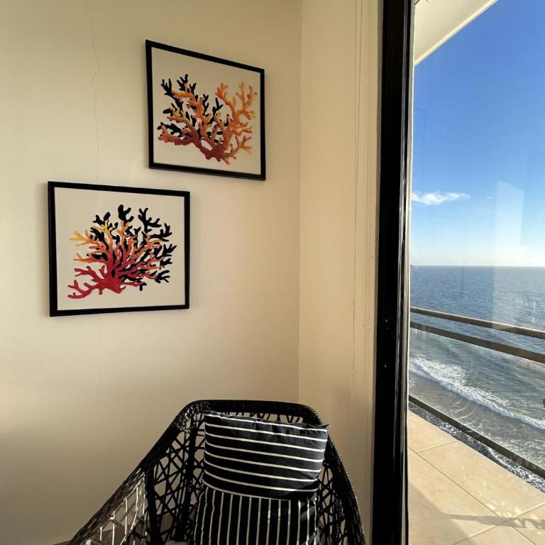 Depa con espectacular vista al mar a pie de playa Torre perla 1102 - Three-Bedroom Apartment - 62