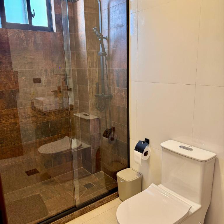 Moderno apartamento de 1 dormitorio con vista a la ciudad - One-Bedroom Apartment - 11