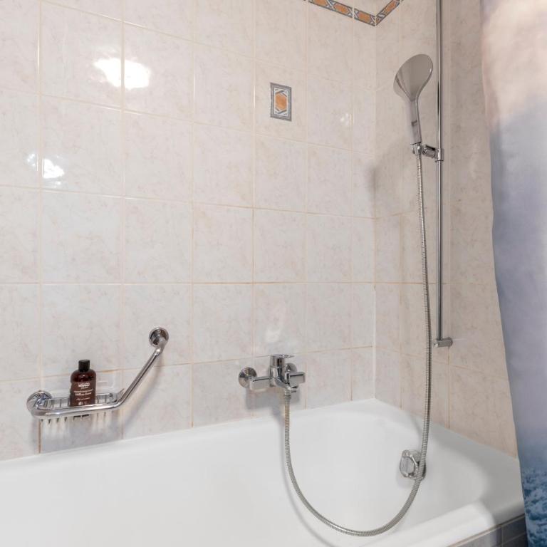 Appartement avec terrasse, proche du centre - One-Bedroom Apartment - 22
