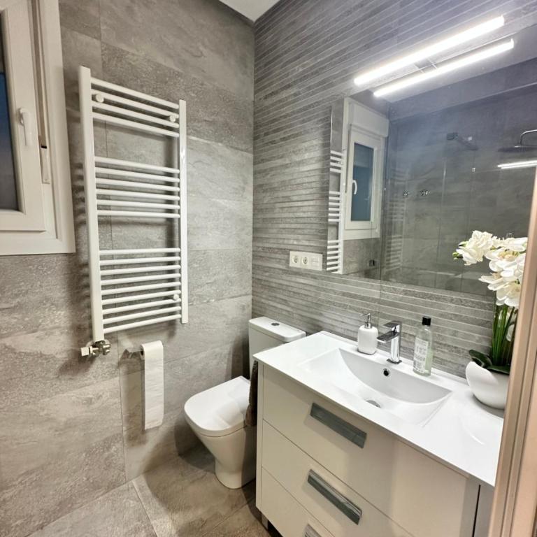 Encantador apartamento en el CENTRO de Bilbao con PARKING opcional - Three-Bedroom Apartment - 17