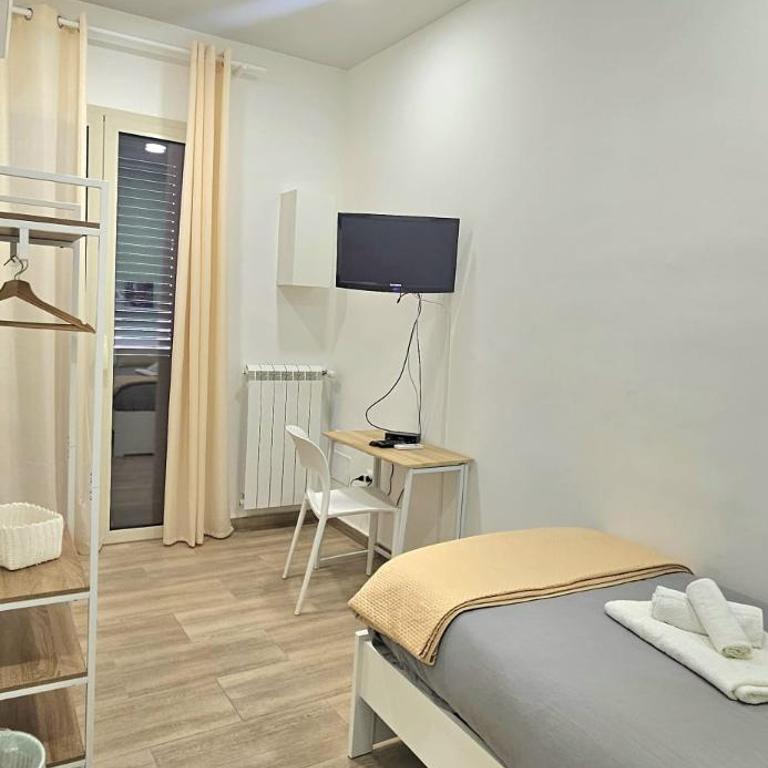 Archimede Rooms - Camera Matrimoniale con Balcone - 9