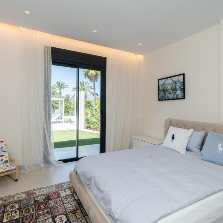 Stunning 6-Bedroom Villa in Guadalmina Baja - Villa Deluxe - 41