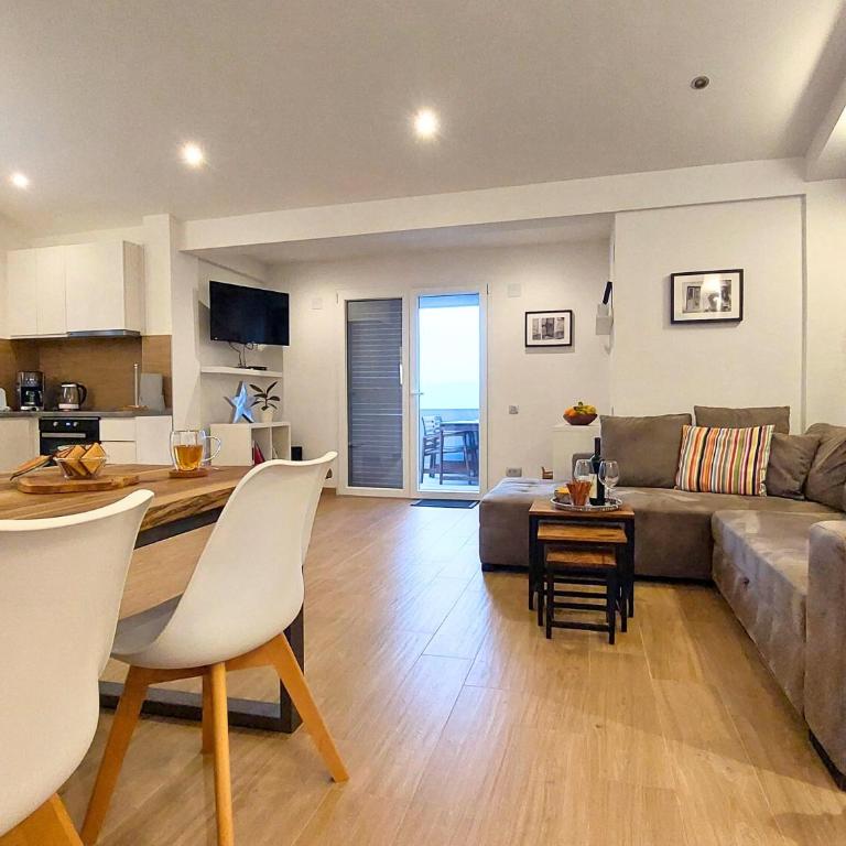 Mio Monte Apartments - Free Parking and Wi-Fi - Calm, Garden, See and Mountain View, Tivat - Porto Montenegro 2km - Two-Bedroom Apartment with Balcony and Terrace - 13