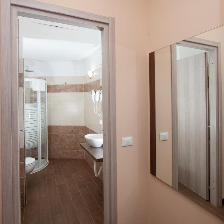 Trinity Luxury Rooms - Camera Tripla con Bagno Privato - 9