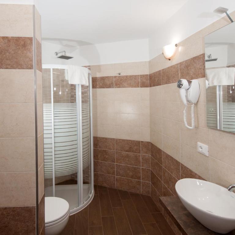Trinity Luxury Rooms - Camera Tripla con Bagno Privato - 10