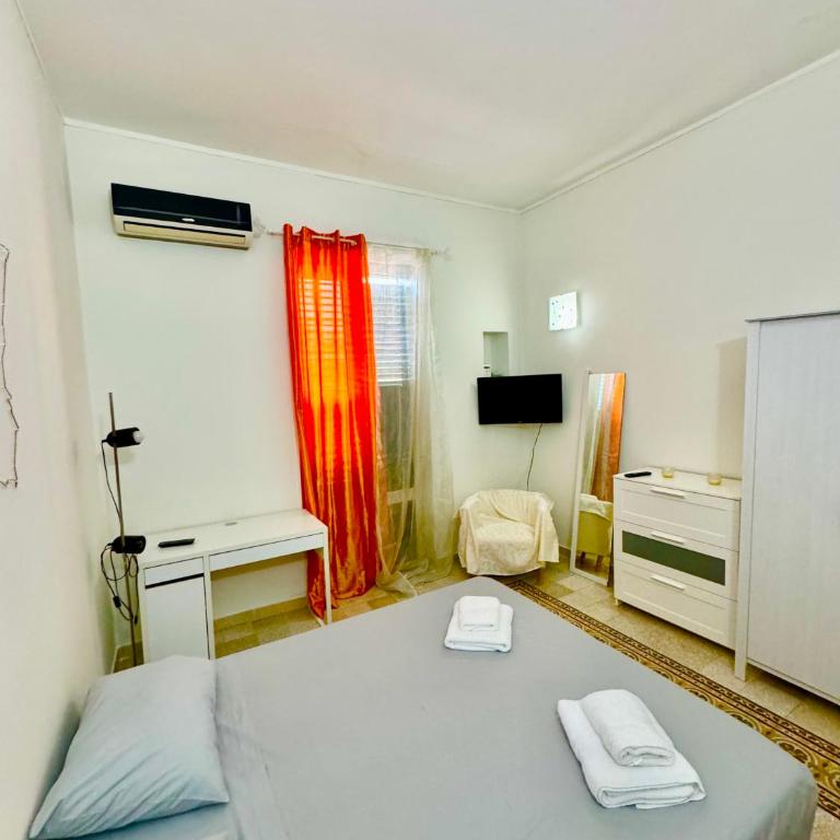 Room 091 - Standard Double Room with Shared Bathroom - 1