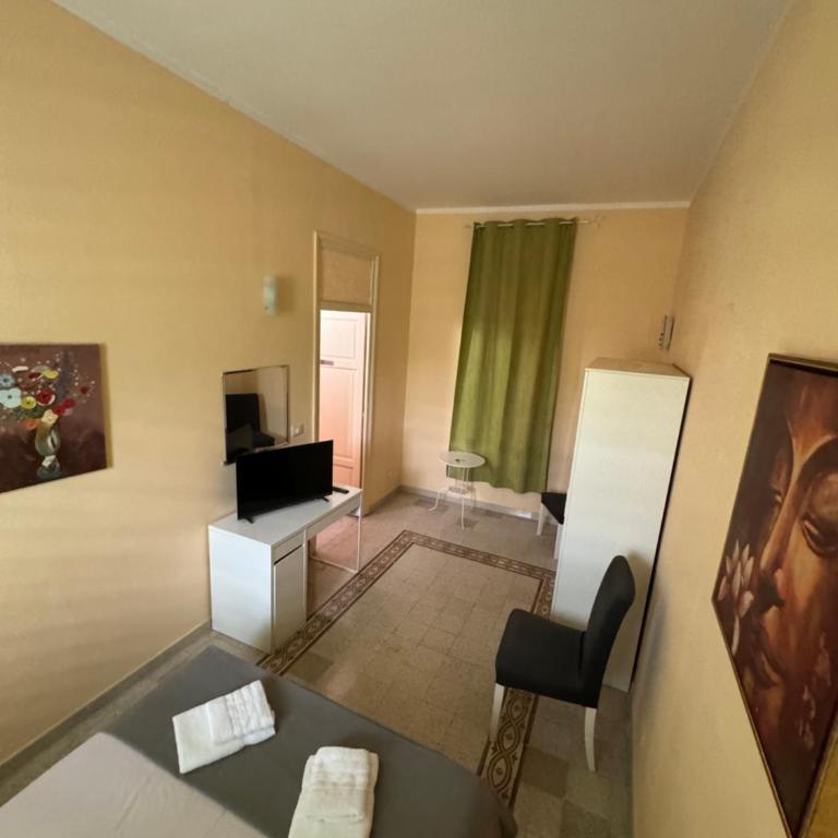 Room 091 - Standard Double Room with Shared Bathroom - 2