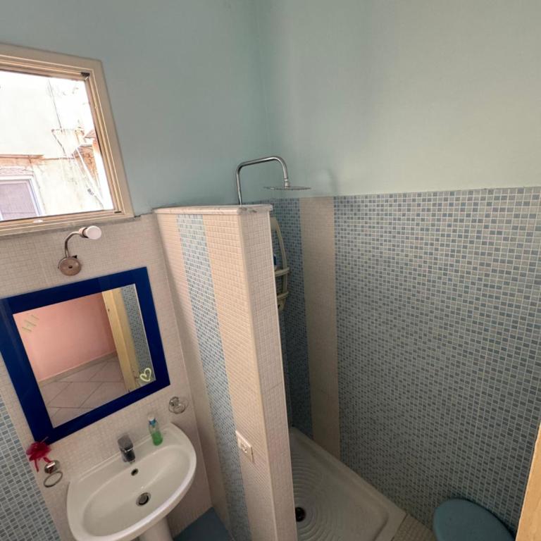 Room 091 - Double Room with Shared Bathroom - 2
