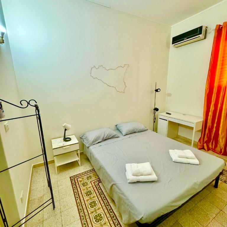 Room 091 - Standard Double Room with Shared Bathroom - 9