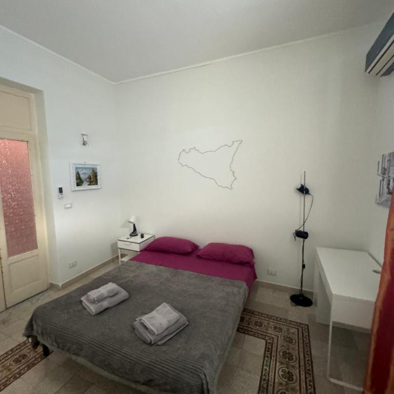 Room 091 - Standard Double Room with Shared Bathroom - 7