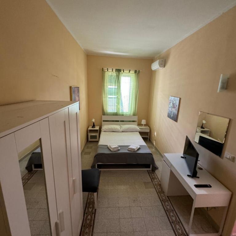 Room 091 - Standard Double Room with Shared Bathroom - 9