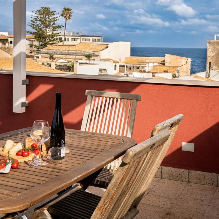 Maison Rouge Ortigia - Two-Bedroom House with Terrace - 3
