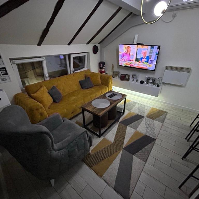 Stan na Dan Centar - Apartman s 1 Spavaćom Sobom i Terasom - 2