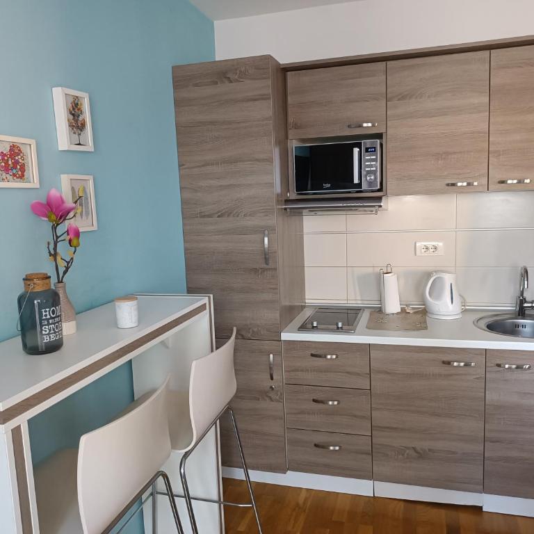 Central Park - One-Bedroom Apartment - 2