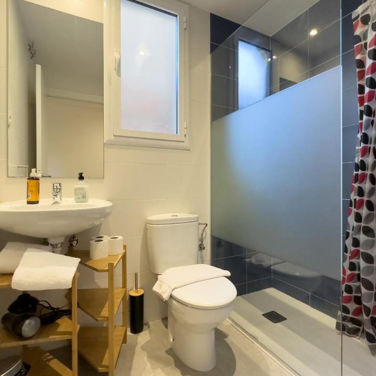 AinB Barcelona Sants Apartments - Three-Bedroom Apartment - 4