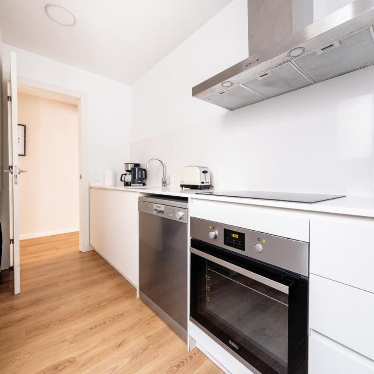 AinB Barcelona Sants Apartments - Three-Bedroom Apartment - 7