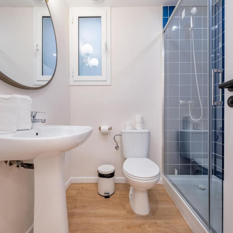 AinB Barcelona Sants Apartments - Three-Bedroom Apartment - 10