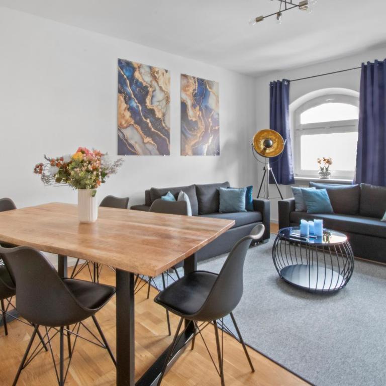Altstadt - Exklusive 3-Zi-Wohnung für 6 Personen mit 90 qm, großer Dachterrasse, Parkplatz, WLAN - Apartment mit 2 Schlafzimmern - 2