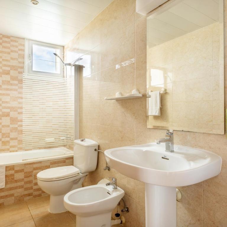 Aparthotel Ona Palamós - Apartamento con balcón - 13