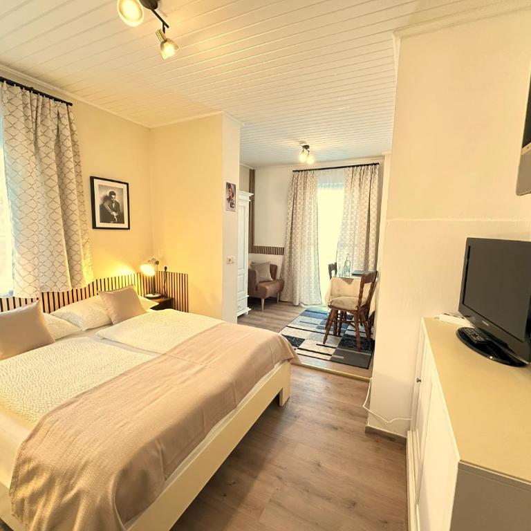 Gästehaus Gertrude - Doppelzimmer mit Balkon - 2