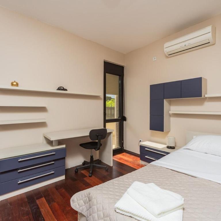 3BR Apartment with Free Pool and Parking Dobrota - Three-Bedroom Apartment - 2