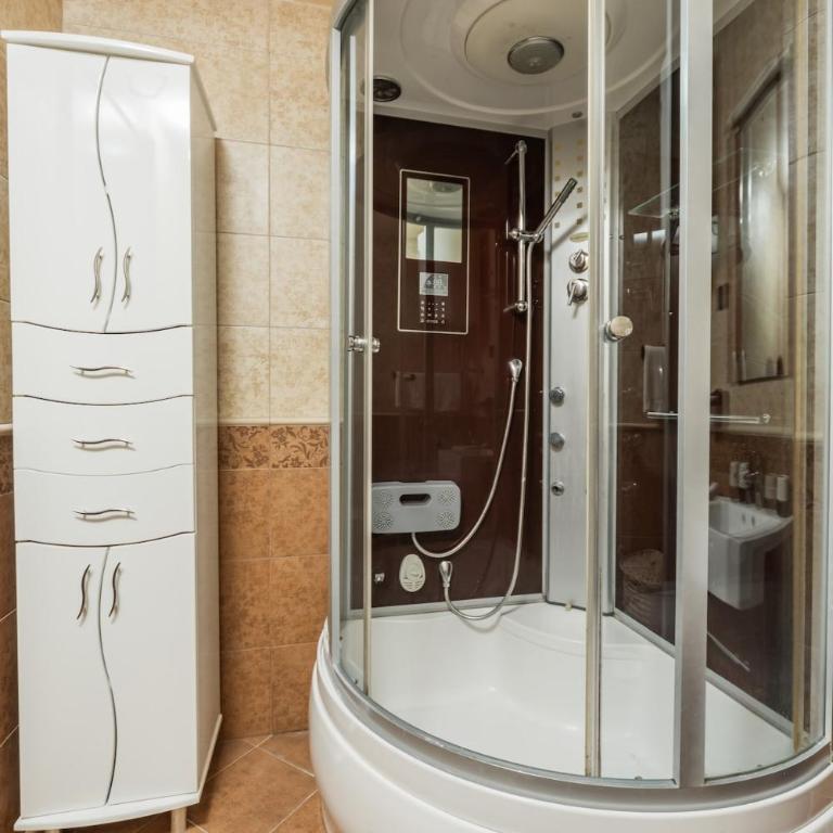3BR Apartment with Free Pool and Parking Dobrota - Three-Bedroom Apartment - 3
