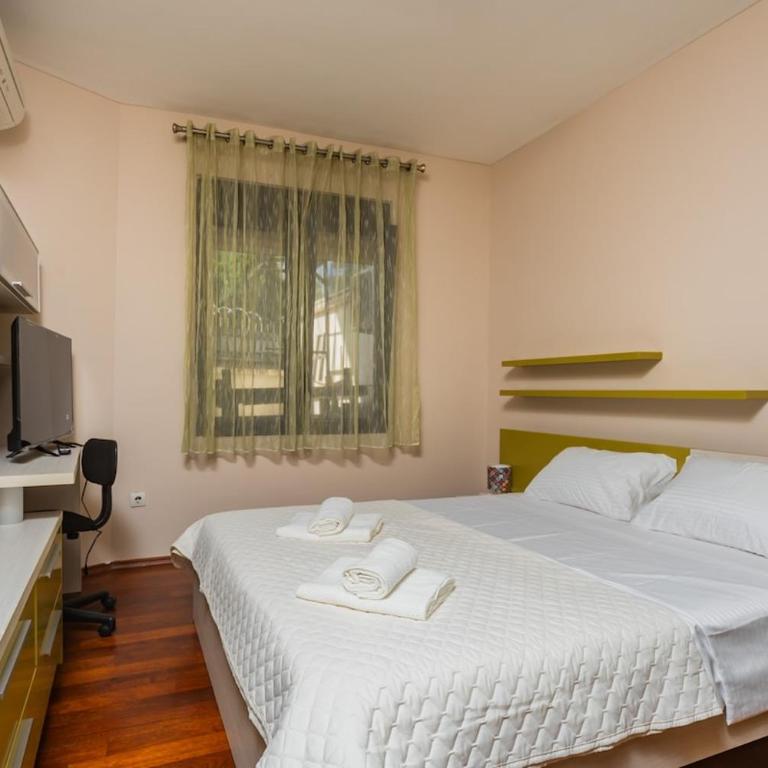 3BR Apartment with Free Pool and Parking Dobrota - Three-Bedroom Apartment - 12